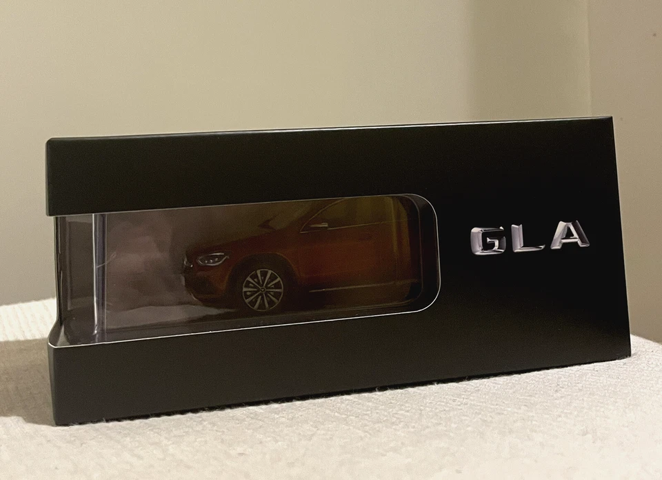 Miniature Spark Mercedes GLA 1/43 1:43 - Voiture Mercedes-Benz Neuve en Boite - Photo 2/4