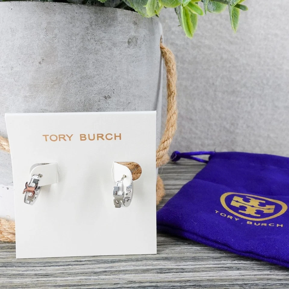 Pendientes de aro Huggie esmaltados Tory Burch Serif-T plata/marfil OS Foto 4 de 4
