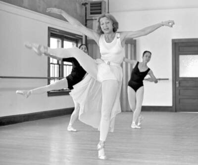 Prima Ballerina Alexandra Danilova Leading Class 1964 OLD BALLET PHOTO 2