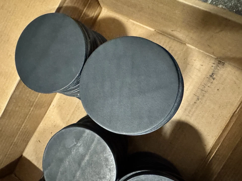 100 - Posavasos redondos de cuero negro - 4 pulgadas - 4 mm en blanco bien acabado Foto 2 de 4