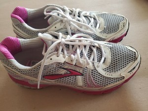 brooks adrenaline gts 12 womens white