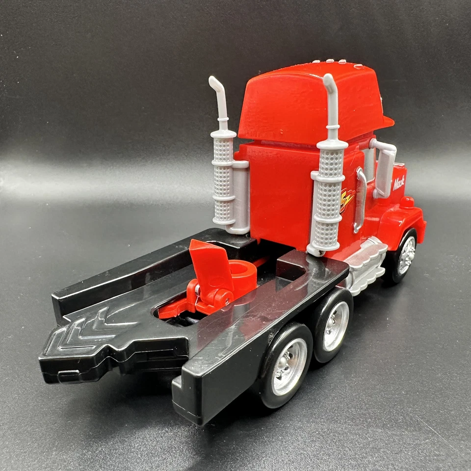 Semirremolque Disney Pixar Cars Transforming Mack - solo tractor Foto 4 de 4