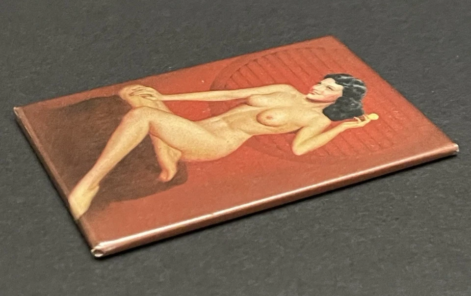 Espejo de Bolsillo Vintage Risque ~ Bonita Sonrisa, Morena Desnuda Posando Foto 2 de 4