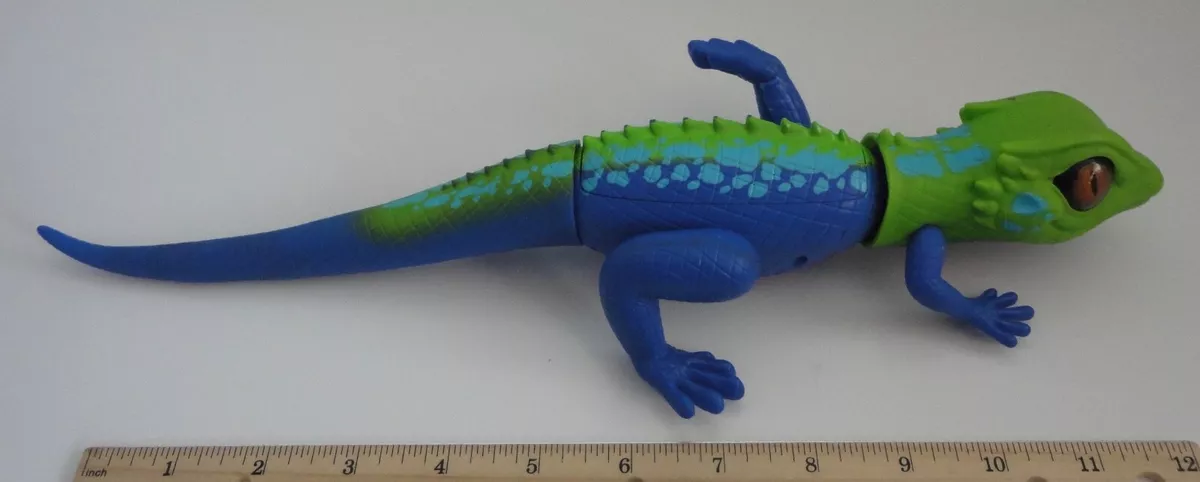 Zuru robo hotsell alive lizard batteries