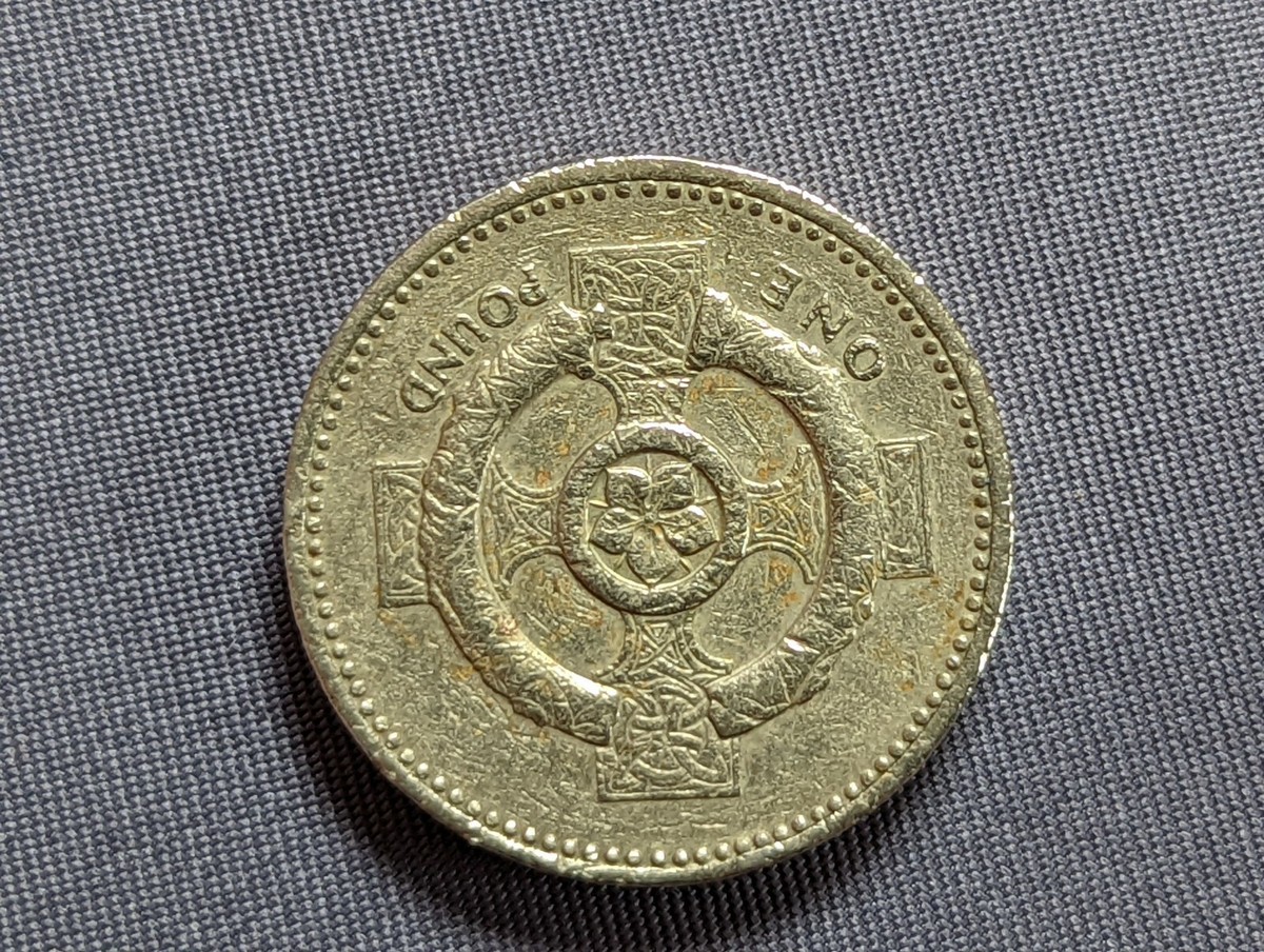 Incredibly Rare 1996 British One Pound Coin “DECUS ET TUTAMEN