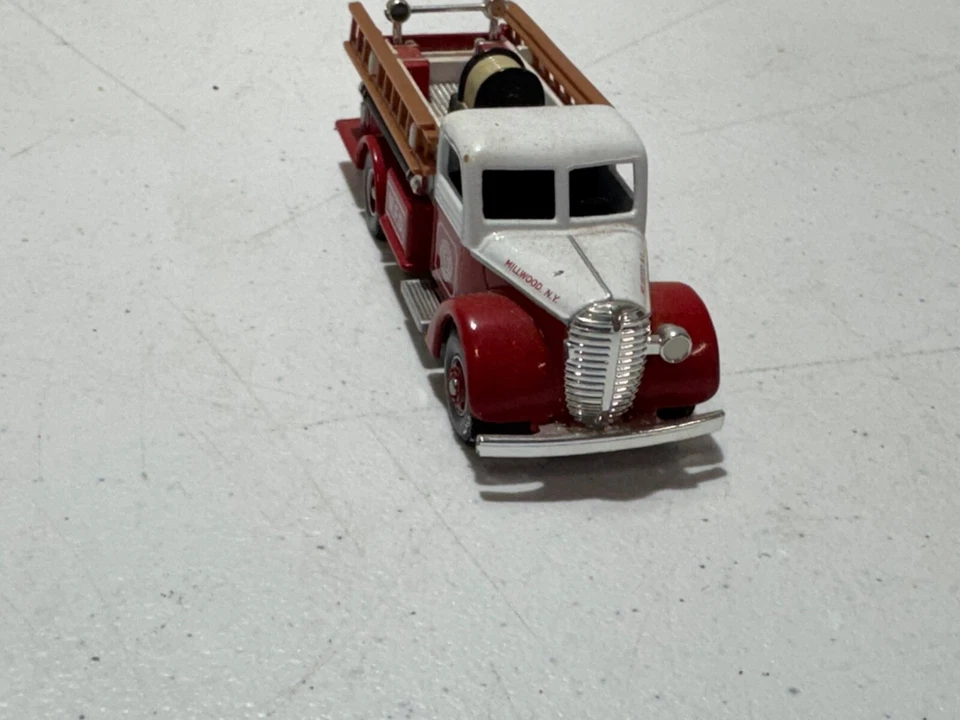 Ford V8 2001 Corgi Fire Heroes 1939 bomba CS90009 Millwood Departamento de Bomberos de Nueva York de colección Foto 3 de 4