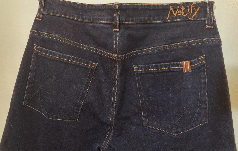 Pantalones de mezclilla con ribete premium Notify Neptune Foto 2 de 4