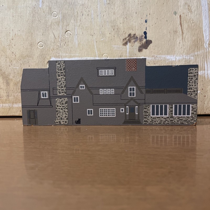 The Cats Meow Presidents Home Summer House of George W Bush Wooden Shelf Sitter