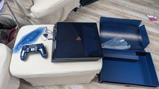Sony PlayStation 4 Pro 500 Million Limited Edition mit DualShock 4 Controller...