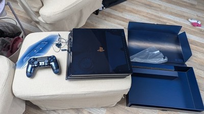 Sony PlayStation 4 Pro 500 Million Limited Edition mit DualShock 4 Controller...