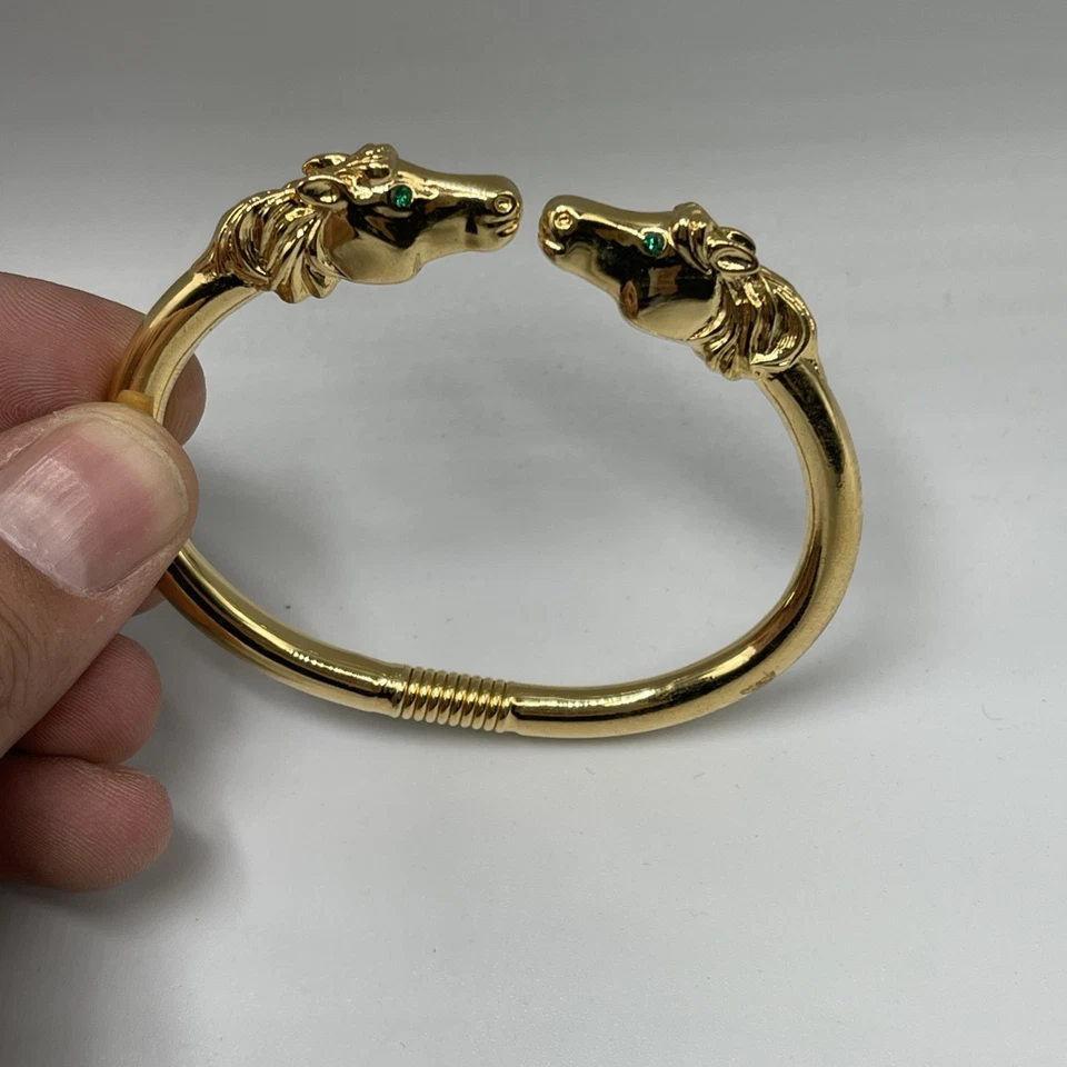 KJL Kenneth Jay Lane Caballo Placa Dorada Cabeza Brazalete Ojos Verdes Puño Foto 2 de 4