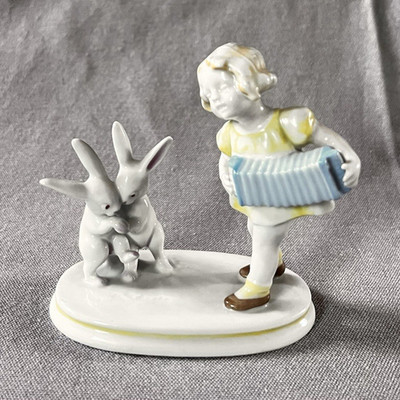 Karl Ens Volkstedt Porzellanfigur Mädchen mit Akkordeon & Hasen Art Deco 6882