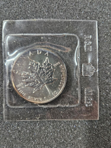 ๐ 1989 Canada Maple Leaf 1 oz .9999 Silver Coin Sealed in RCM Pouch VINTAGE - Picture 2 of 2