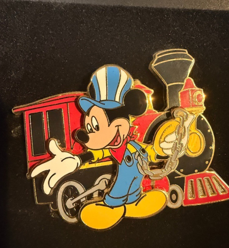LE 1000 Disney Auctions Engineer Mickey Mouse Train Pin Limited Edition P.I.N.S.
