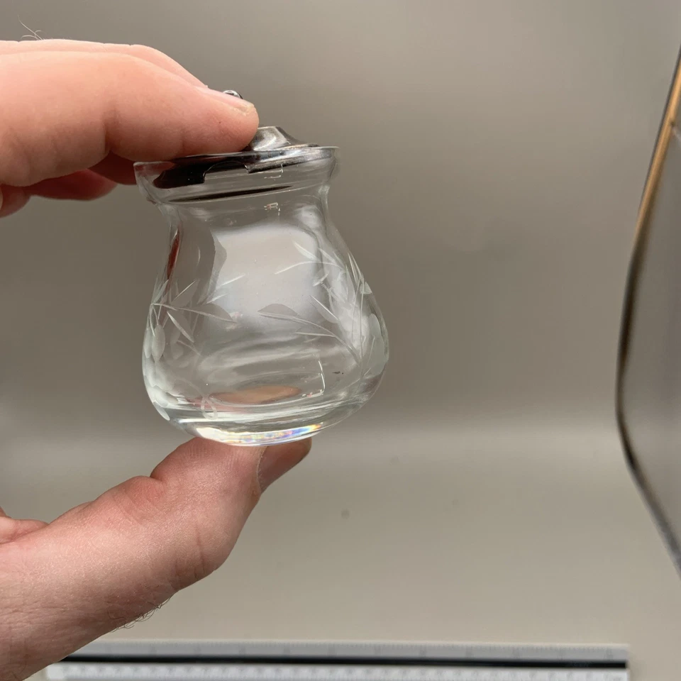 Tarro de mermelada dulce diseño de vidrio grabado con tapa Webster de plata de ley Foto 3 de 4