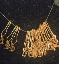 Buchstaben Anhänger  in Goldfarben