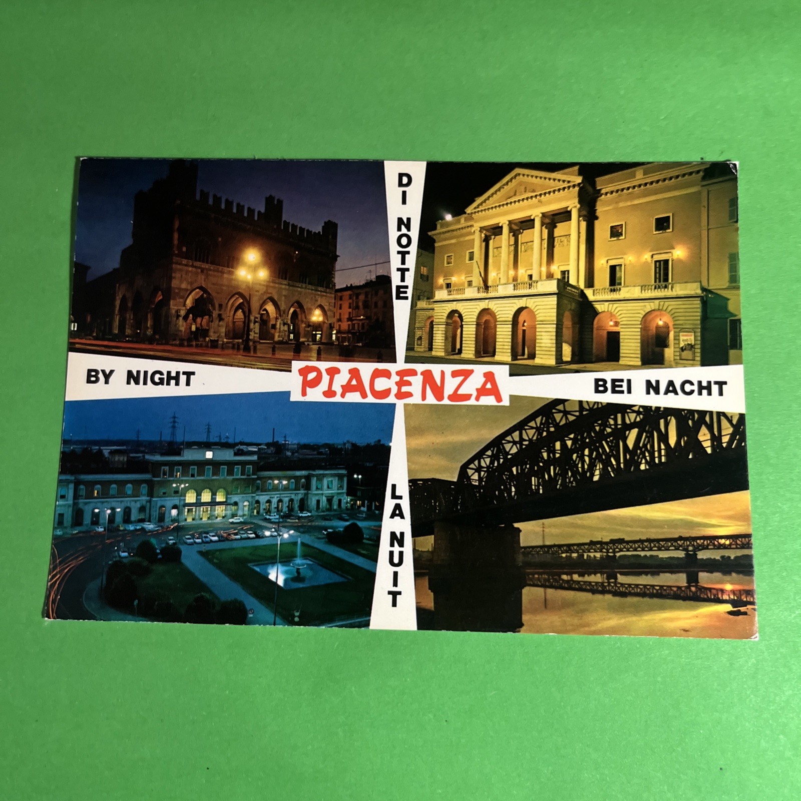 PIACENZA DI NOTTE  NON VIAGGIATA - CARTOLINA A COLORI - COLLEZIONE