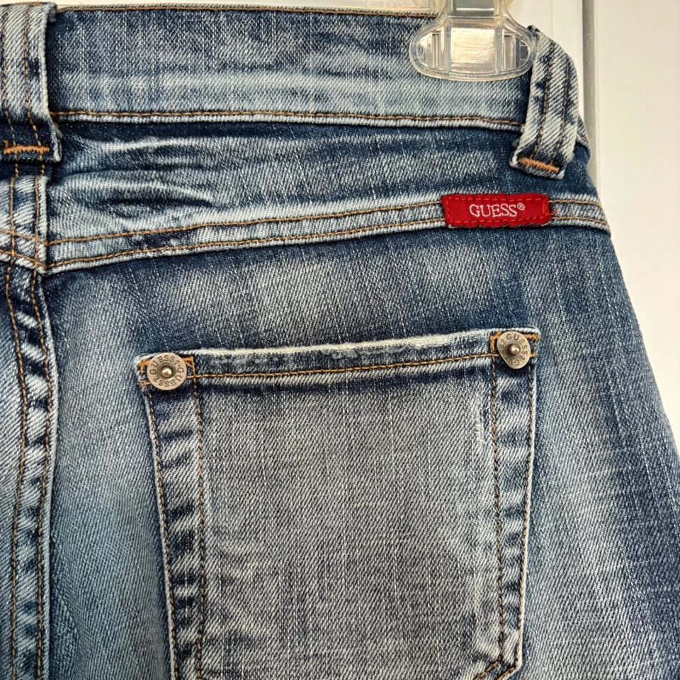 Pantalones de mezclilla para mujer Guess 27 elásticos estilo capri moto dobladillo con cremallera azul desgastado Foto 3 de 4