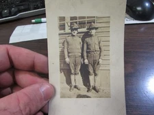 ORIGINAL - WWI MILITARY MEN STANDING NEAR BARRACKS - REAL PHOTO POST CARD - VG