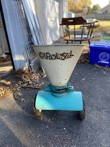 Vintage 50s-60s' CAROUSEL Fertlizer Spreader