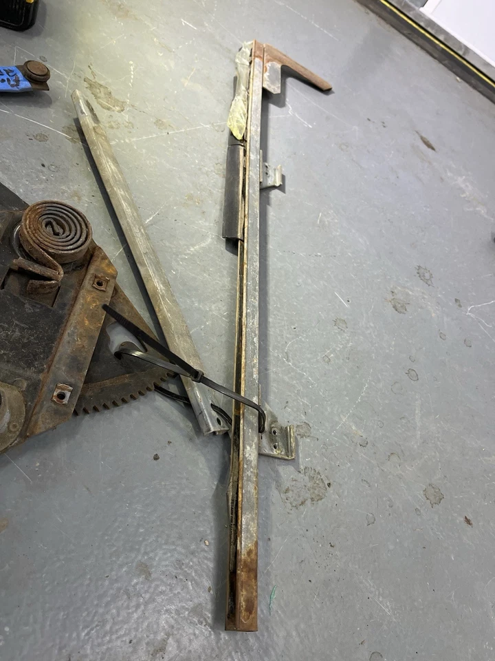 Regulador de ventana 1941-1948 Chevrolet Fleetline sedán pasajero delantero derecho 1947 Foto 4 de 4