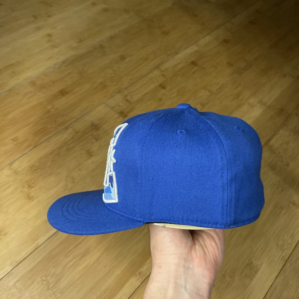 DC 210 Ajustado Logo Grande Azul Camuflaje 6 1/2 - 6 7/8 Elastizado Flex Sombrero de Patín Raro BONITO Foto 3 de 4