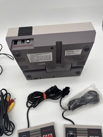 Consola Nintendo NES Control Deck con 2 mandos, adaptador de CA, cables AV - Usada