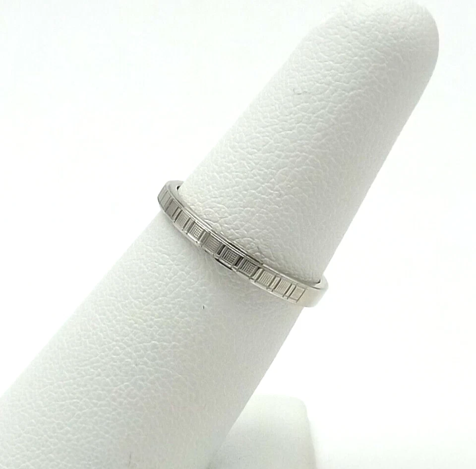 Aliança de casamento ouro branco 14k lembrança quadrada design texturizado - Imagem 4 de 4