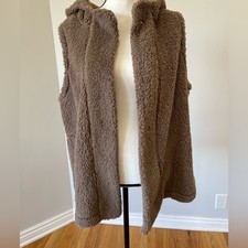 Koolaburra By Ugg Cozy Sherpa Hooded Vest Size 1x Layer Outdoor Hiking Mob Wife