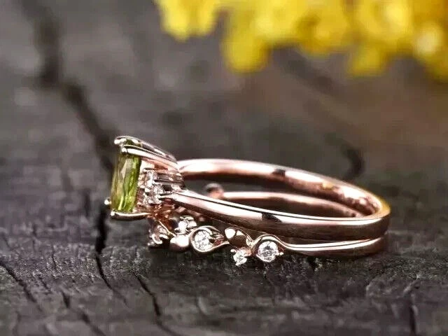 Conjunto de anillo nupcial de peridoto simulado corte pera de 2 quilates chapado en oro rosa de 14 k Foto 3 de 4