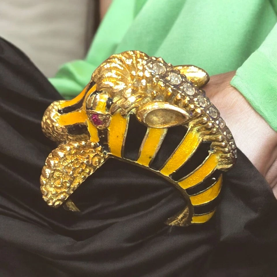 Stunning 18k Enamel Detailed Yellow Black Zebra Made In Italy Ring Size 5 - Image 2 of 4