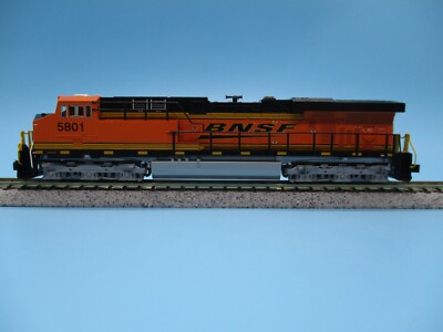 KATO N SCALE LOCOMOTIVE ES44AC BNSF #5801