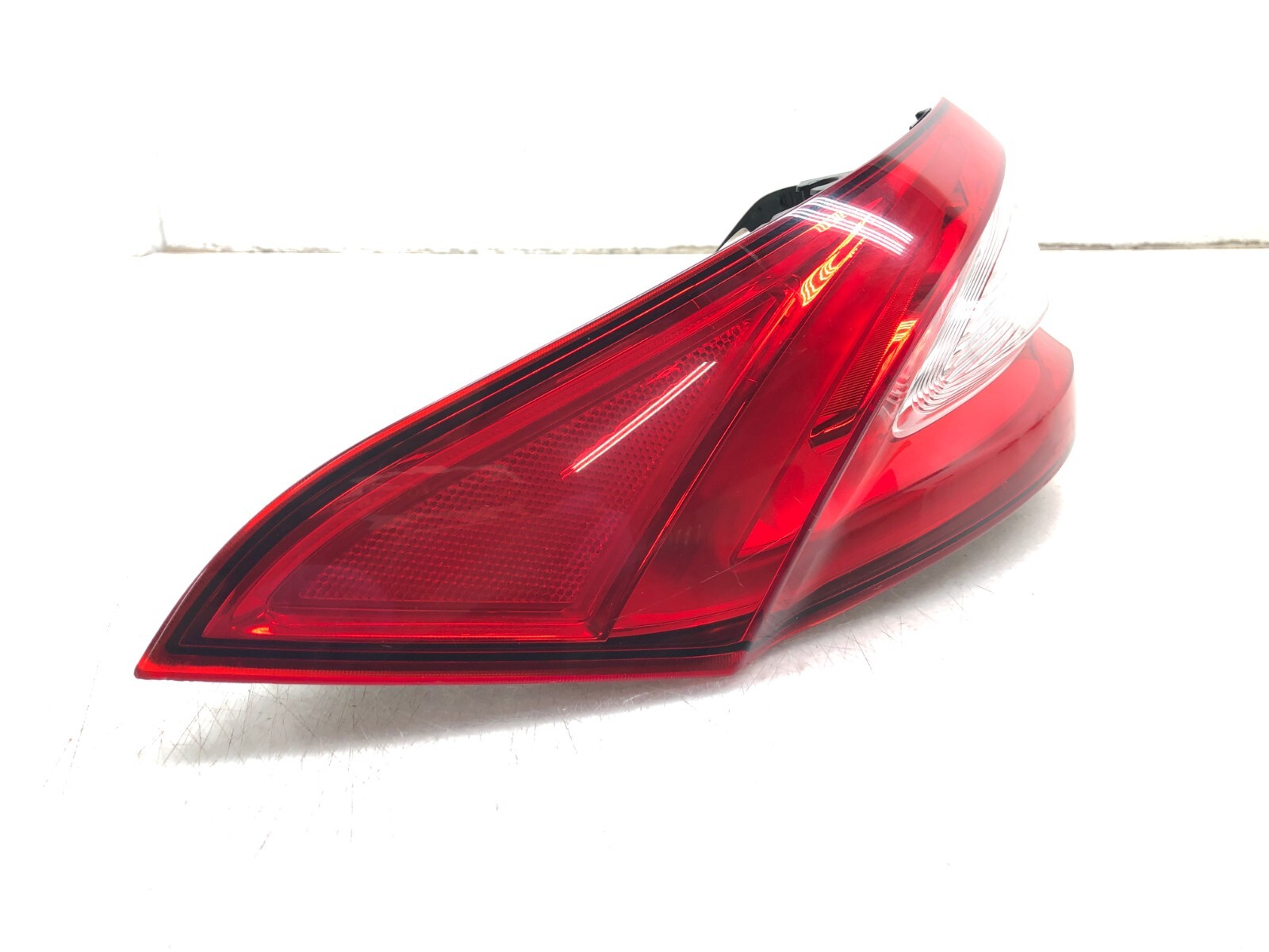 2017-2020 MASERATI LEVANTE LEFT DRIVER REAR OUTER TAILLIGHT TAILLAMP OEM