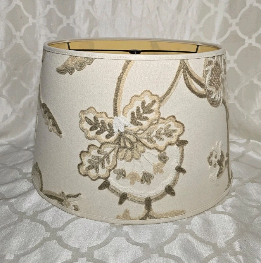 Pantalla de lámpara de granero de cerámica de 15"x13"x9,75" bordada crema color neutro Crewel Foto 2 de 4