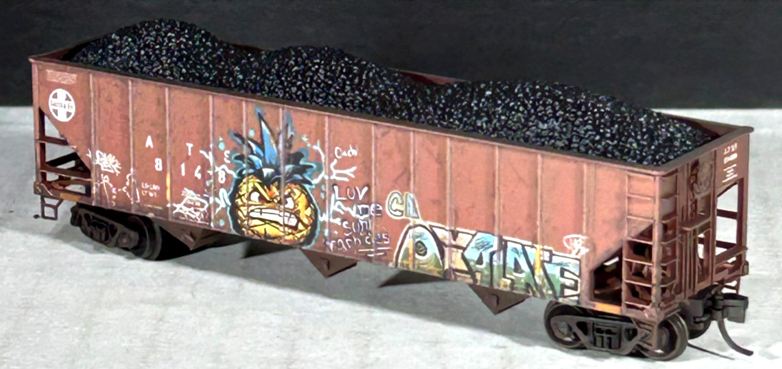 MICRO-TRAINS 3-PK WEATHERED W/GRAFITI 100 T 3-BAY HOPPER W/ LOAD AT&SF 98305062