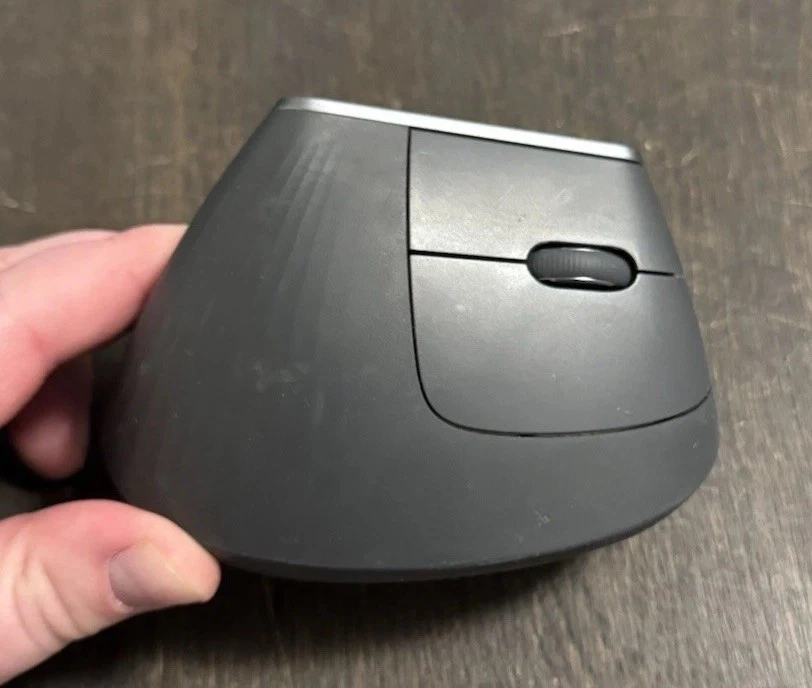 罗技 MX 垂直高级蓝牙人体工学鼠标 石墨 - 带转换器 — 第 2/4 张图片