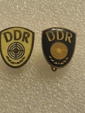2x DDR Vintage Sch&uuml;tzenabzeichen Zielscheibe Emaille Schie&szlig;sport Abzeichen