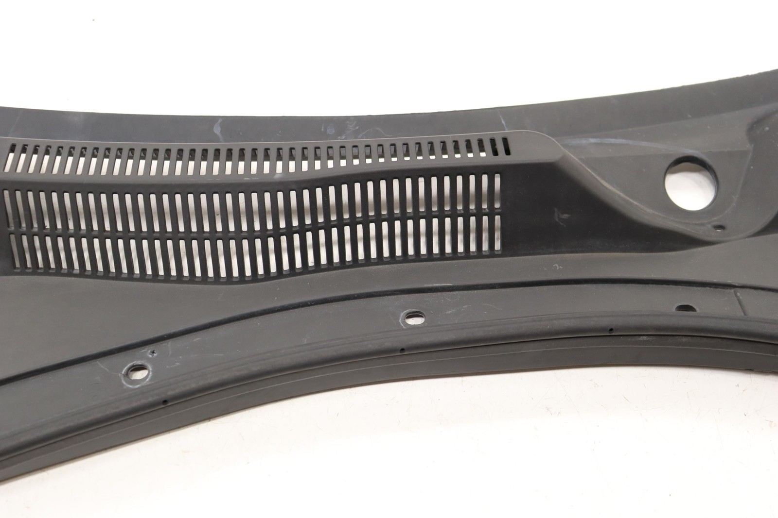 2014- 2024 MASERATI GHIBLI FRONT WINDSHIELD COWL VENT GRILLE PANEL OEM 670010468