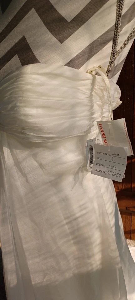 NUEVO CON ETIQUETAS Galina Signature Vestido de Novia Joyas Marfil Talla 0 con 4 Capas Organza  Foto 3 de 4