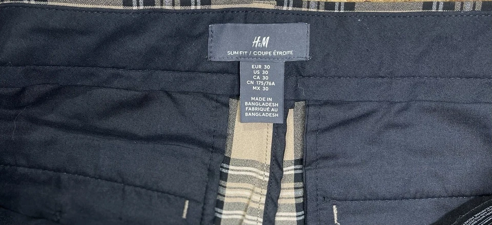 Pantalones chinos a cuadros blancos y negros ajustados de H&M Foto 3 de 4