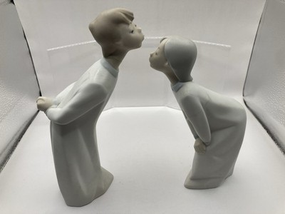 Lladro Porcelain Boy and Girl Kissing Figurines Matte No Box Has Repairs READ