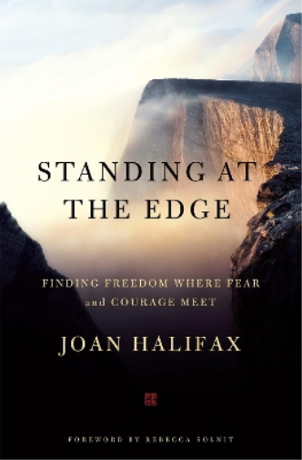 Joan Halifax Standing at the Edge (Tascabile)