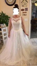Beautiful New Wedding Dress Wore Only to Try On. Stored Well. Size Small Petite