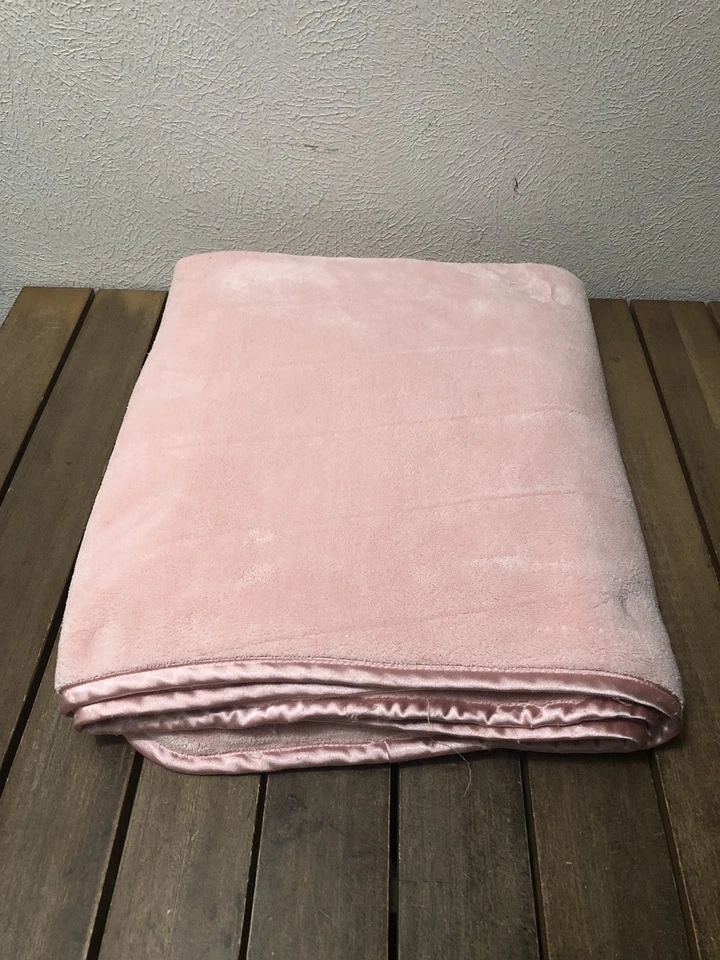 Brookstone NAP Pink Travel/Spa Throw Blanket Satin Trim Soft 2Ply 38x66” EUC - Image 2 of 4
