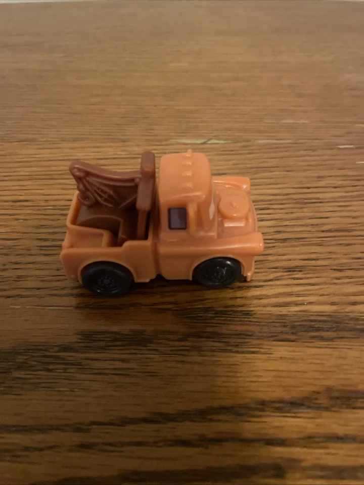 Disney Pixar Cars Wheelies Tow Mater - Pull Back Car - McDonald’s 2022 B2 Foto 2 de 4