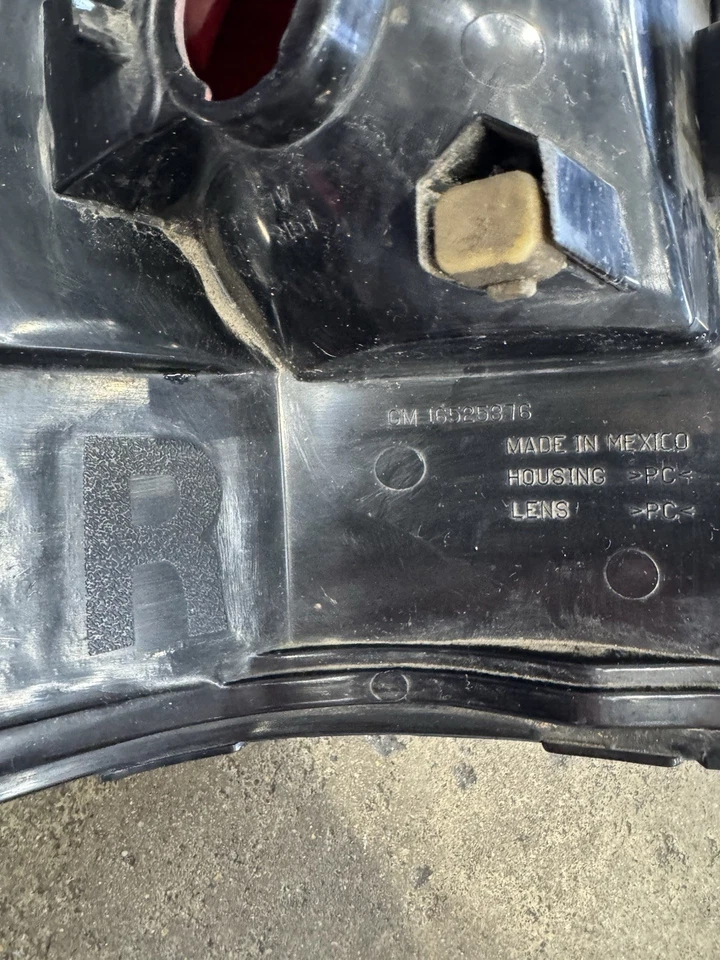 Conjunto de luces traseras GMC Yukon 2004-2006, Chevrolet Tahoe o Chevrolet Suburban Foto 4 de 4