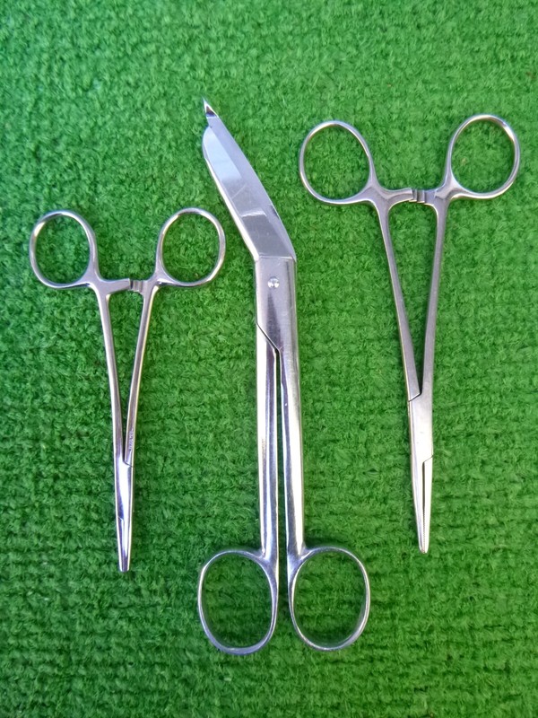 VINTAGE MEDICAL / SURGICAL TOOLS - HEMOSTATS & CLAUSS BANDAGE SCISSORS -LOT OF 3