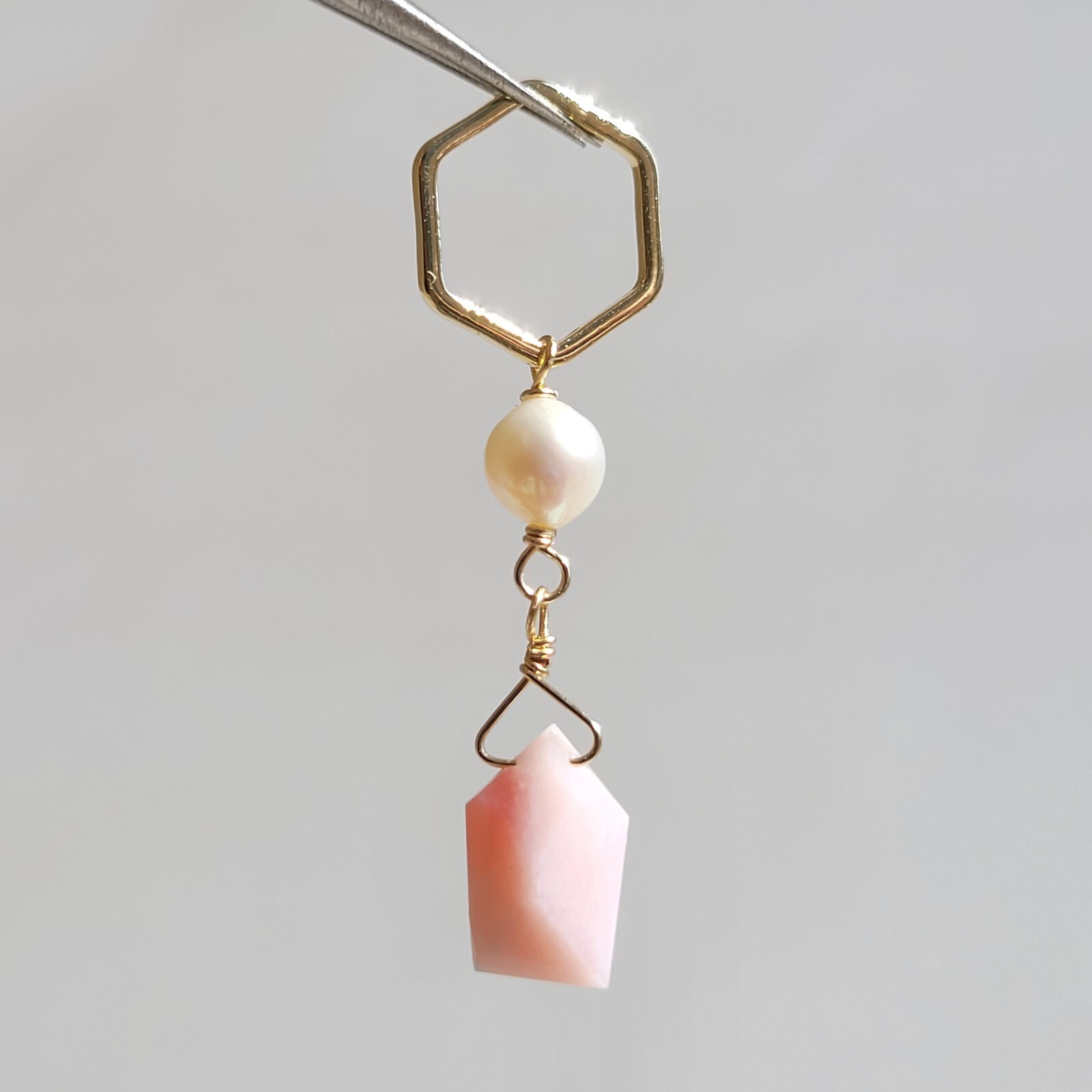 Pendentif opale rose et perle de culture en or jaune 14ct, le cadeau idéal