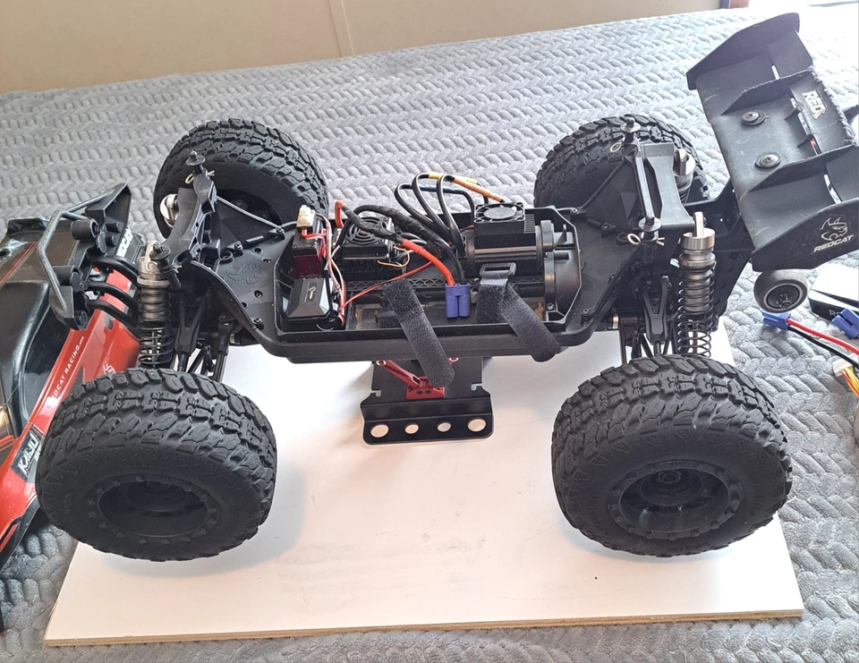 Redcat Kaiju EXT 6S, 2 Bodies, 2 Batteries, Extra Parts - Image 4 of 4