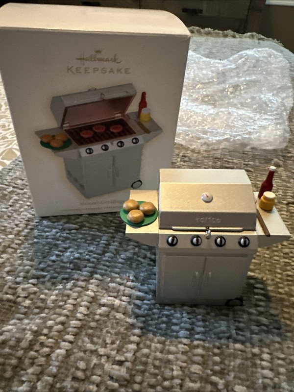 Hallmark Keepsake Ornament "Seasons Grillings" 2009 Special Lighting Effect